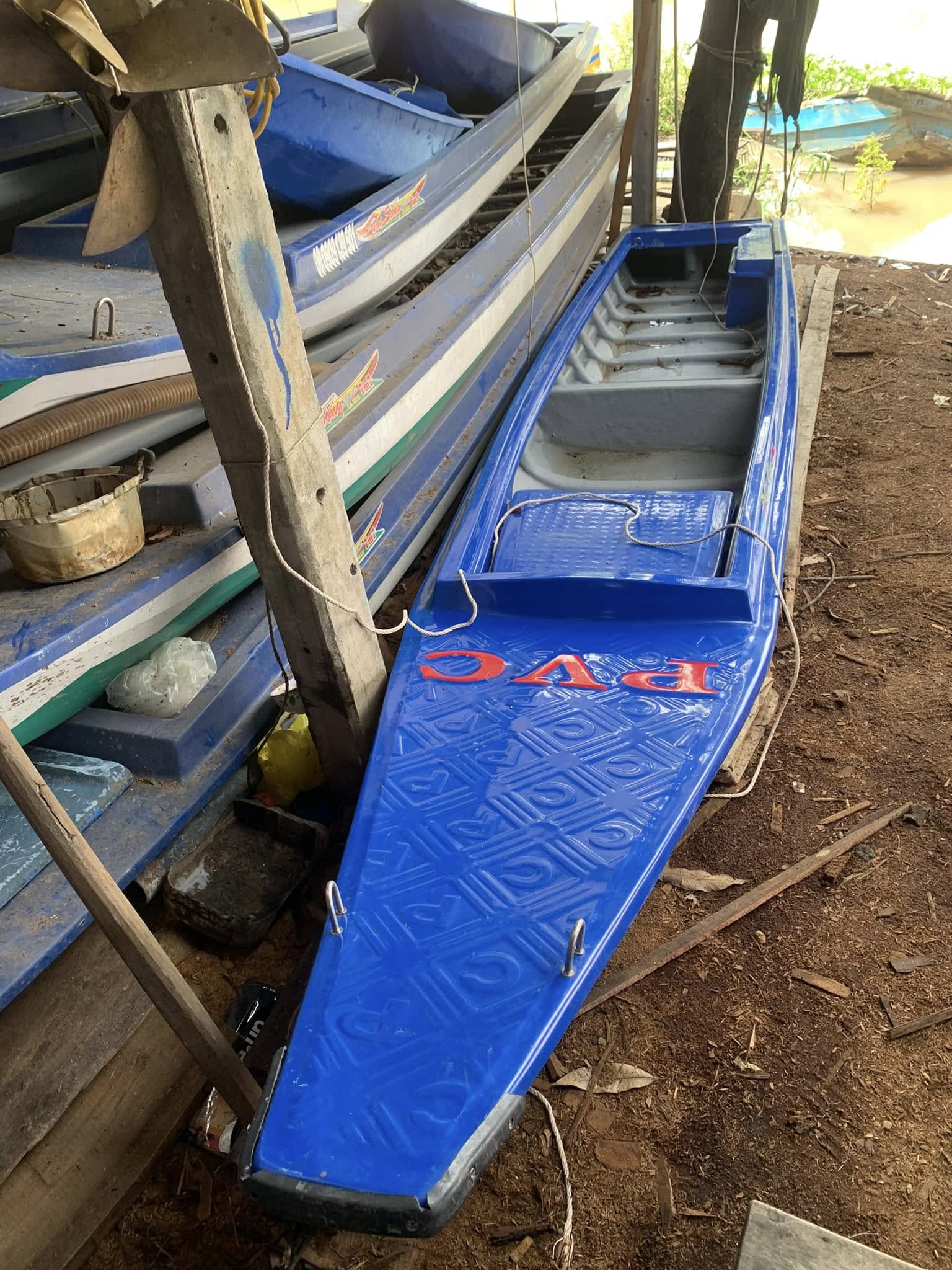 Mẫu xuồng composite xanh đỏ